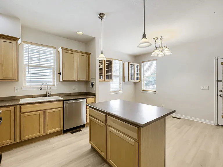 592 Mills St — Photo 9