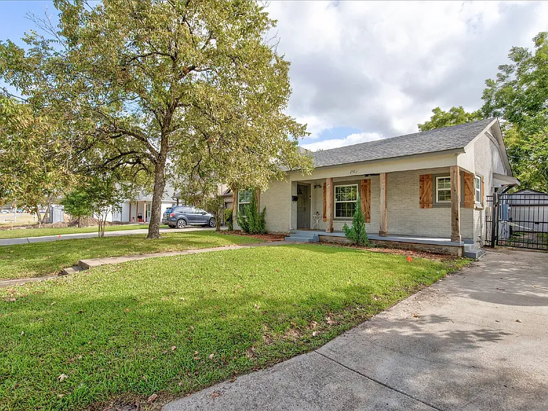 2521 Benbrook Blvd — Photo 3