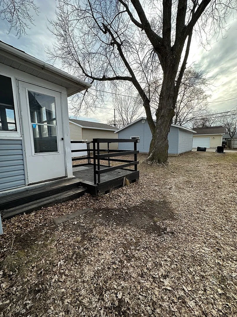5 Bedroom Home Near UW-La Crosse with Garage & Yard — Photo 3