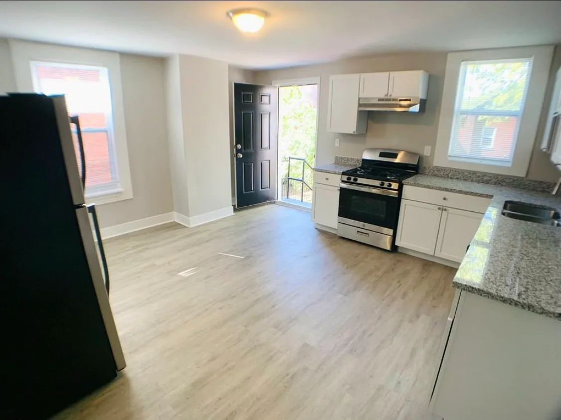 2329 Victor St — Photo 3