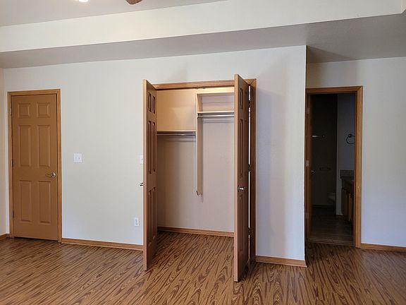 This photo may not be the exact unit, but a representation of amenities.