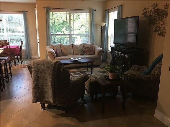 4th image of 1007 Brook Hollow Dr