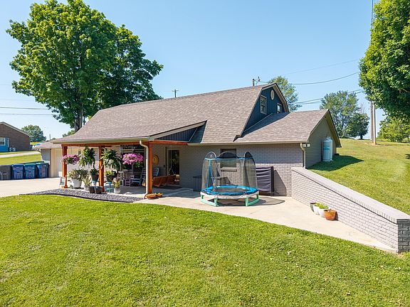 3rd image of 160 W Meadow Dr