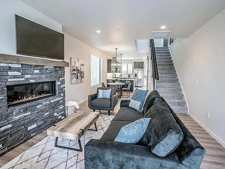 3316 N Rosalia Rd — Photo 4