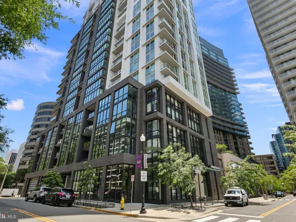 1781 N Pierce St APT 802, Arlington, VA 22201