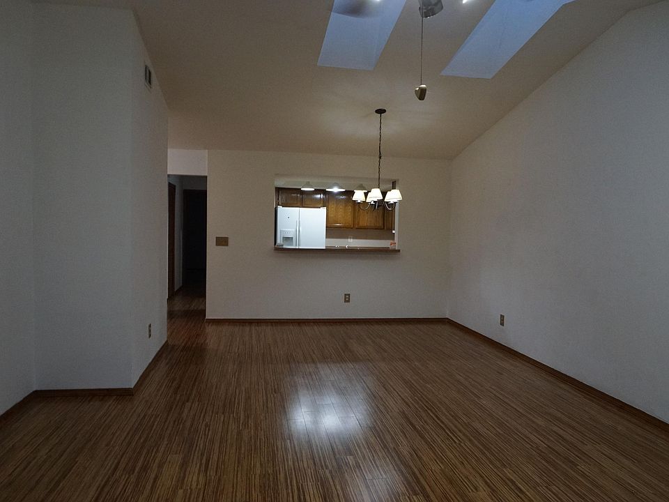 2nd image of 2305 Ironstone Dr E