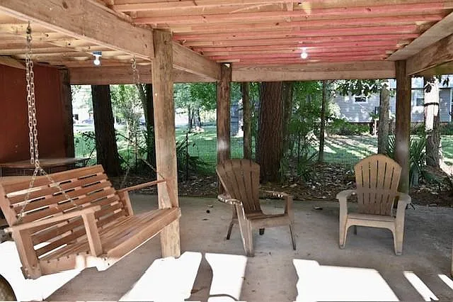 18285 Cusachs Dr — Photo 32