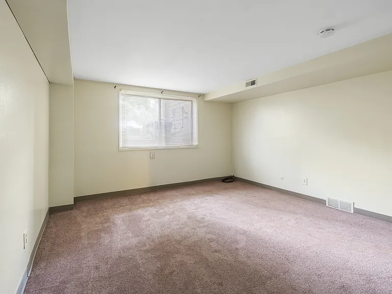 Greenwich Manor Apartments — Photo 29