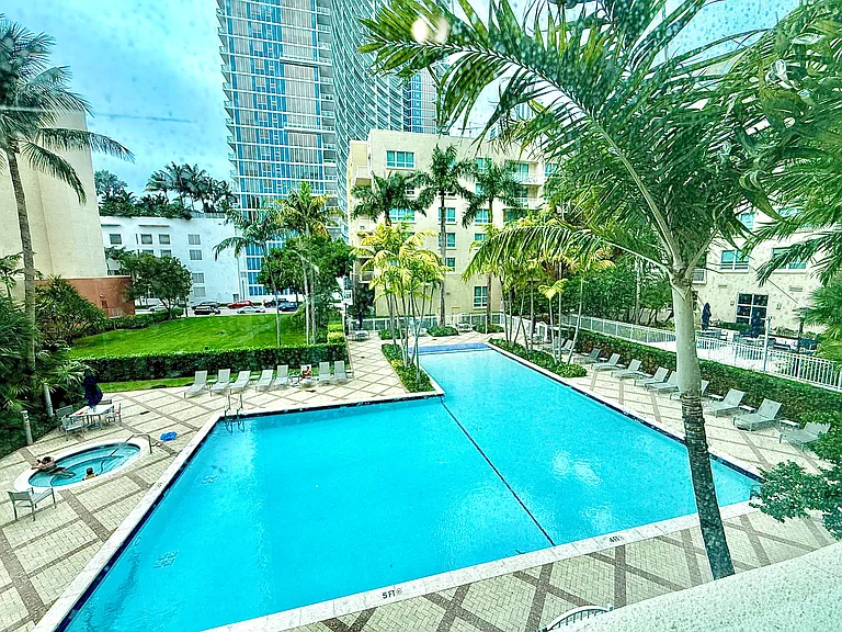 2000 N Bayshore Dr #201 — Photo 6