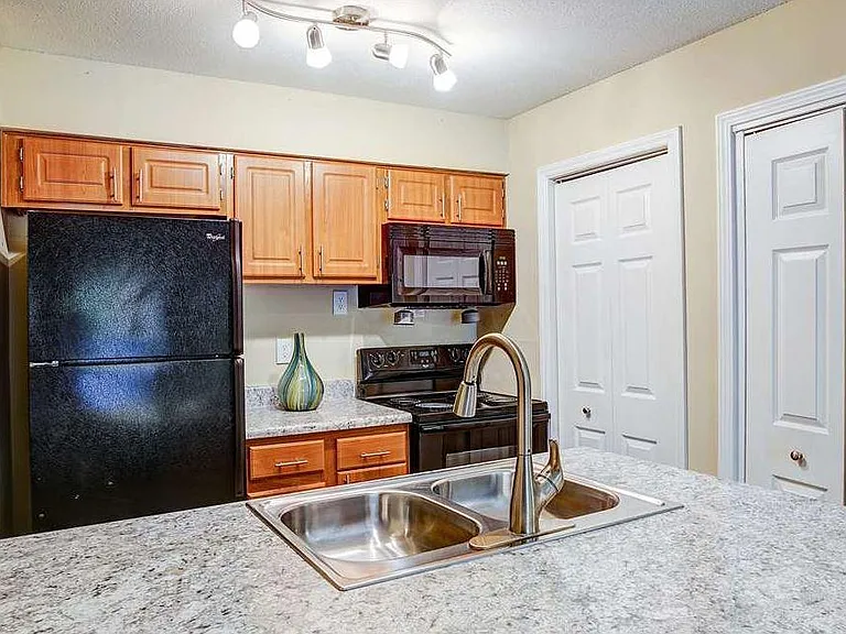 Highland Oaks Apartments — Photo 6