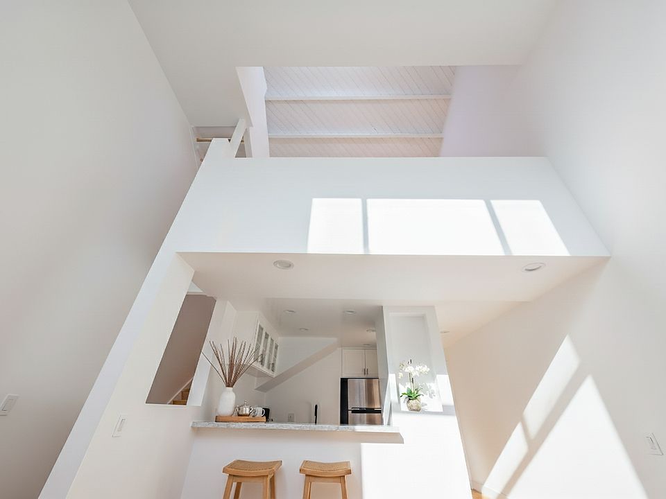 renovated townhouse with extra-high ceiling