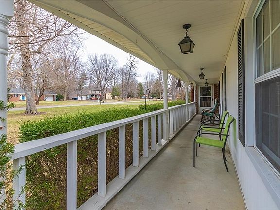 2nd image of 925 Oakwood Trl