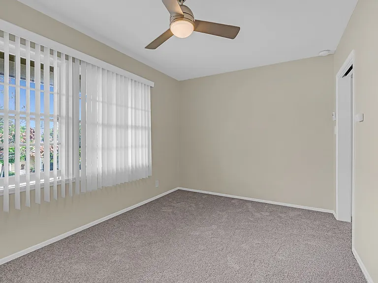 2 Bedrooms 1 Bath Unit In Great Location — Photo 6