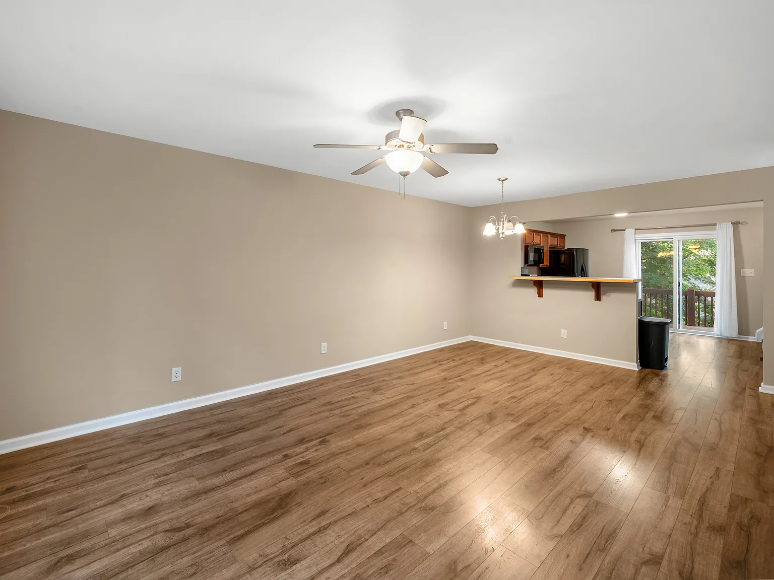 3 bed, 3.5 bath, 1800 sqft, $1,700 — Photo 3