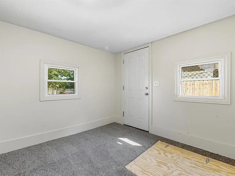 810 Avenue C — Photo 8