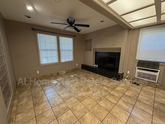 4th image of 1041 W Portland St