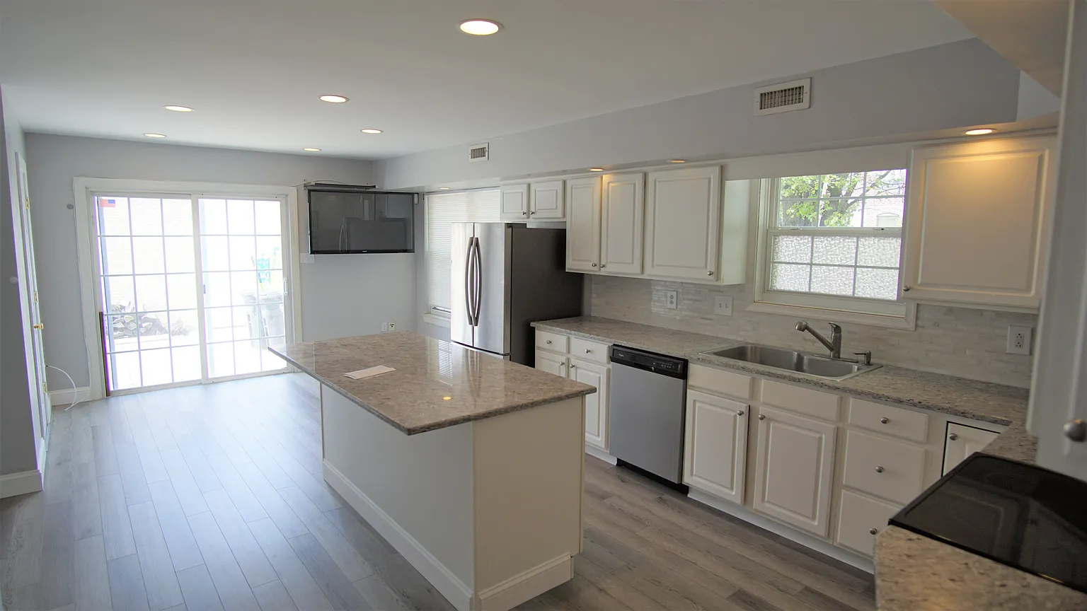530 Harry St photo 1