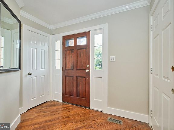 4th image of 6313 Chaucer View Cir