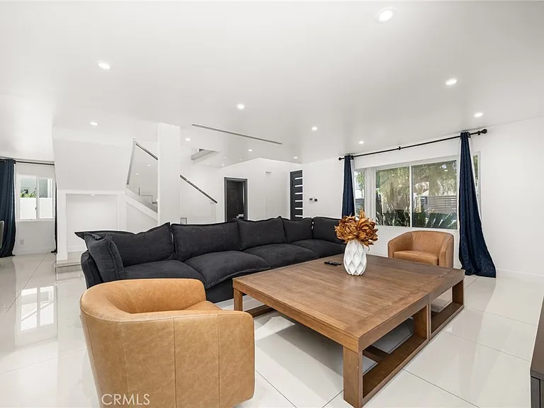 4630 Cedros Ave — Photo 11