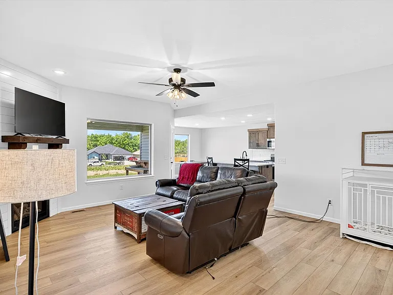 556 Spring Meadow Dr — Photo 7