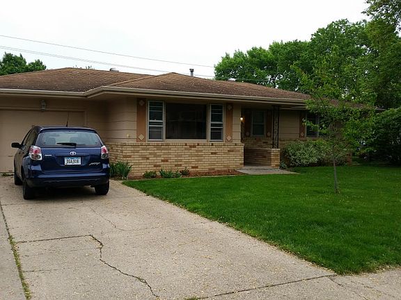 exterior front w/ drive