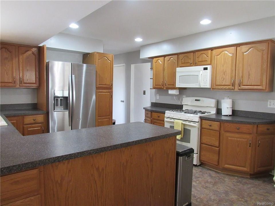 2nd image of 9112 Oakcliffe Dr