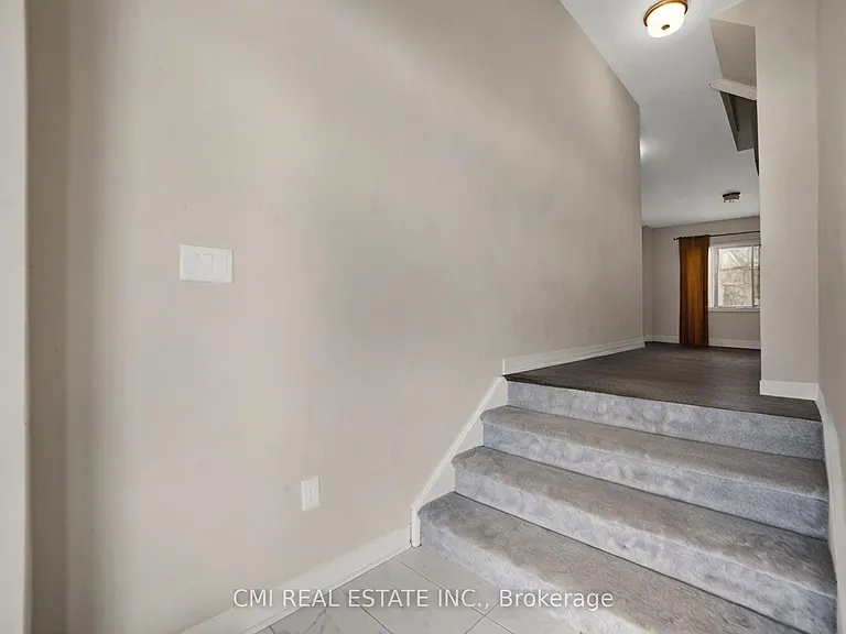 3742 Sunbank Cres — Photo 7