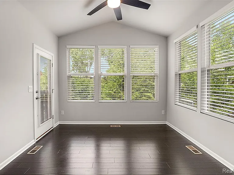 31065 Tremont Ln — Photo 16