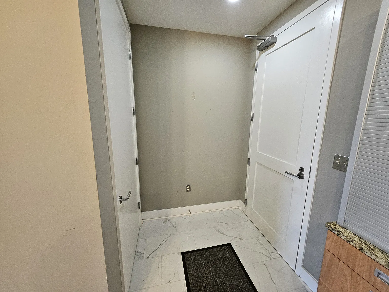 1 bed, 1037 sqft, $2,200 — Photo 2