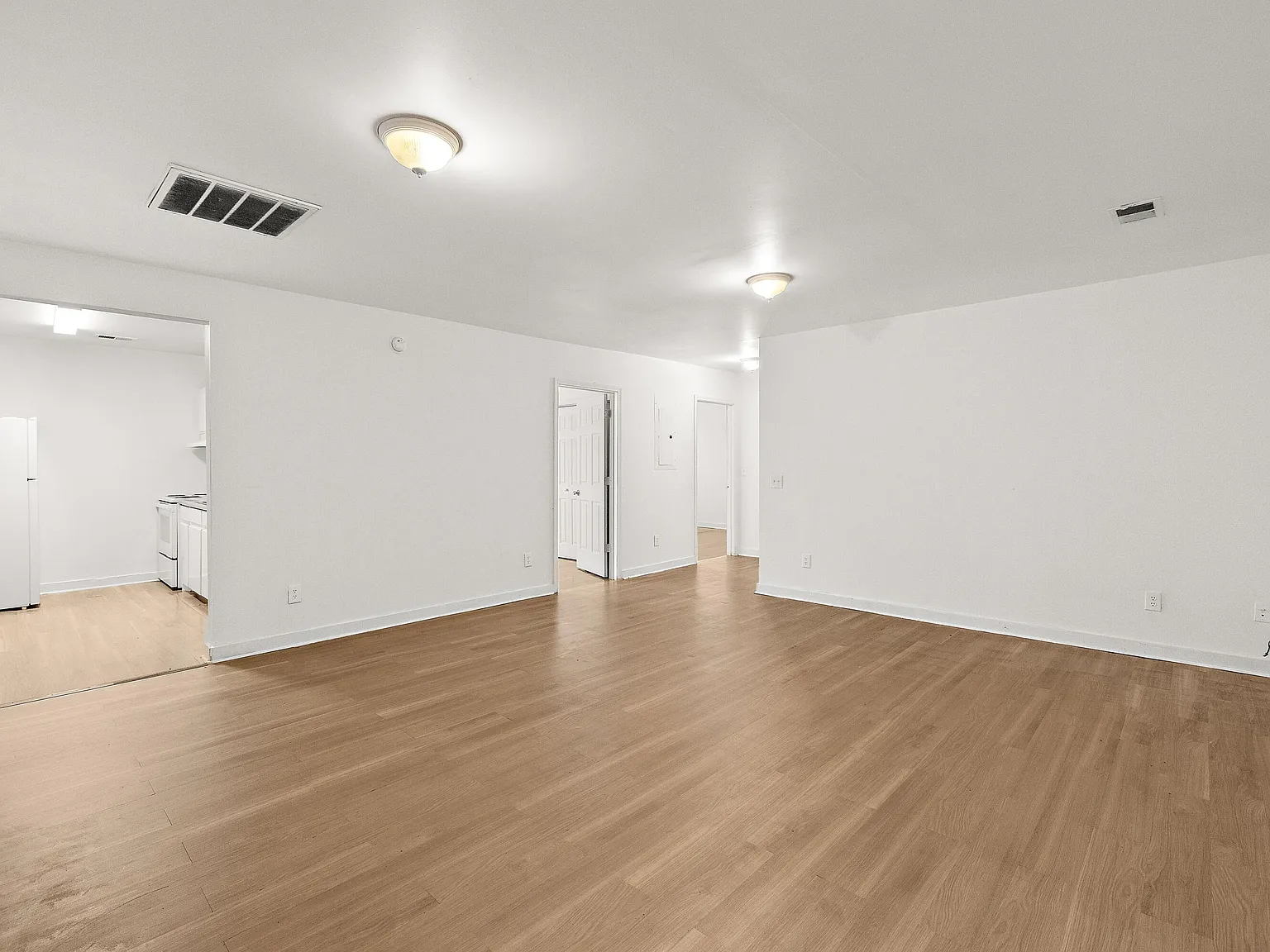 3 bed, 1.0 bath, 800 sqft, $1,795 — Photo 2