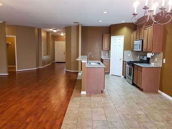 3rd image of 1207 Lexington Green Dr