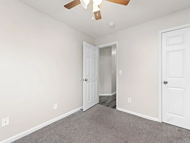 400-408 W Poplar St — Photo 25