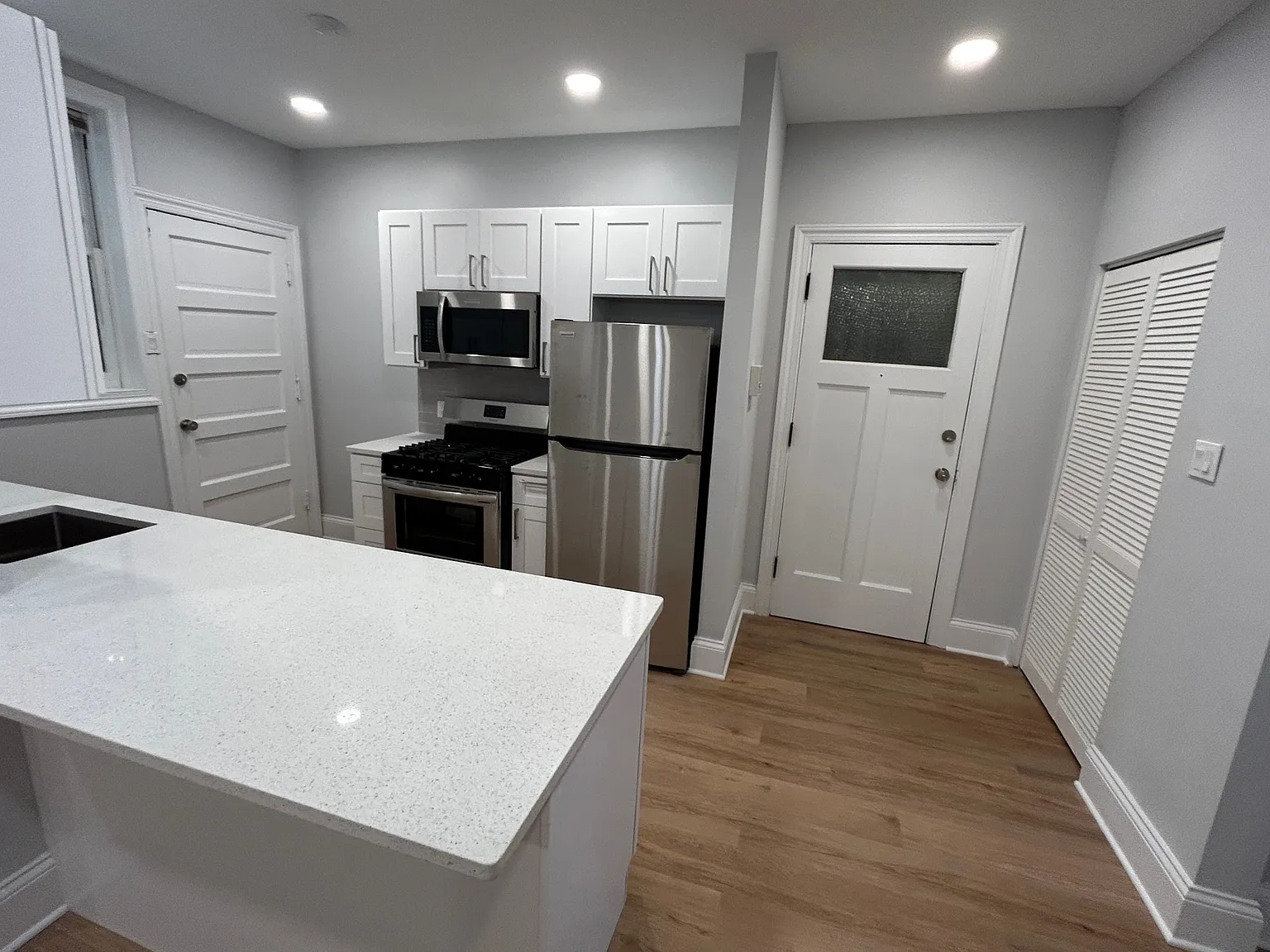 2 bed, 900 sqft, $3,300 — Photo 1