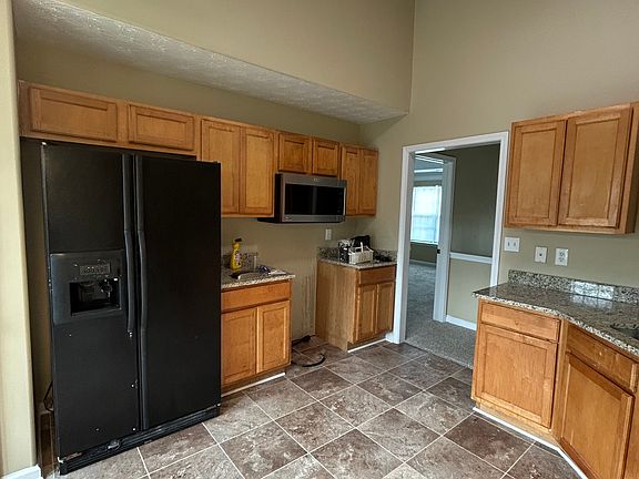 4th image of 270 Summit View Dr