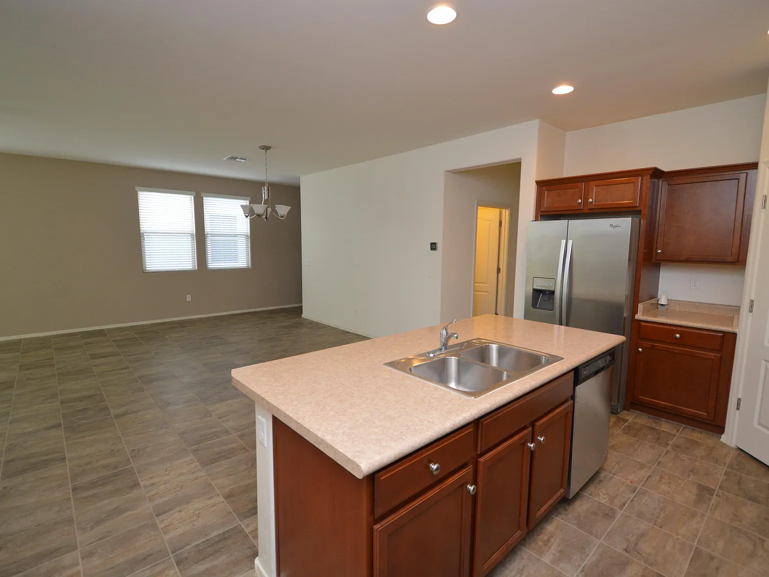 3 bed, 2.0 bath, 1465 sqft, $1,795 — Photo 3