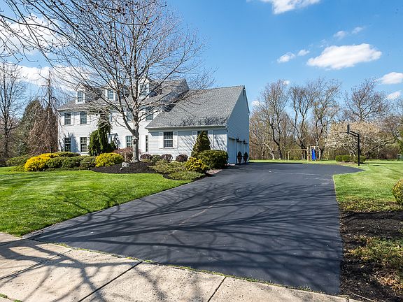 2nd image of 17 Ginnie Ln