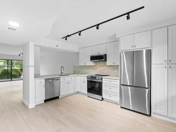 2200 S Cypress Bend Dr APT 303, Pompano Beach, FL 33069