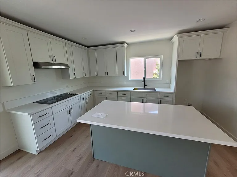 11864 Borden Ave — Photo 4