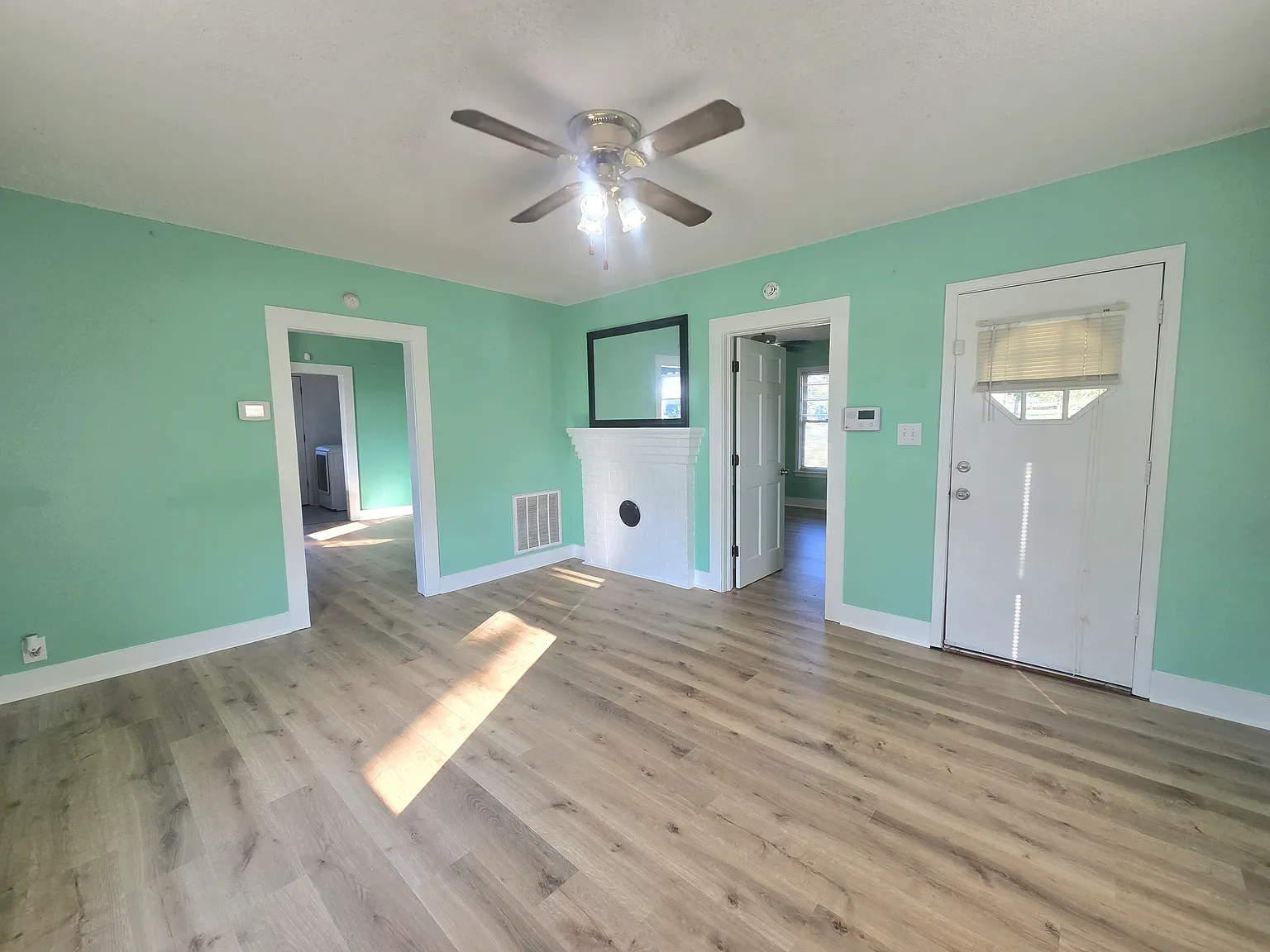 2 bed, 1000 sqft, $1,300 — Photo 4