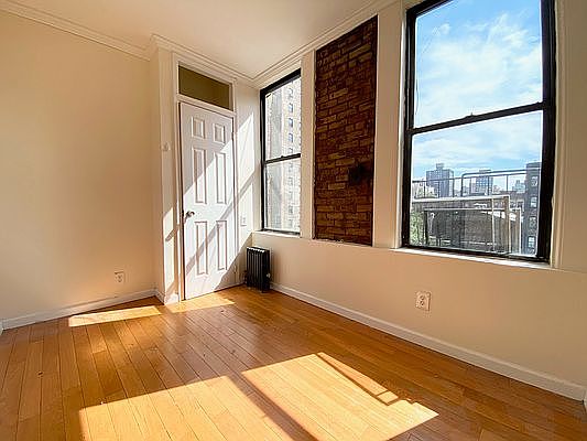 3rd image of 221 E 28th St APT 3A