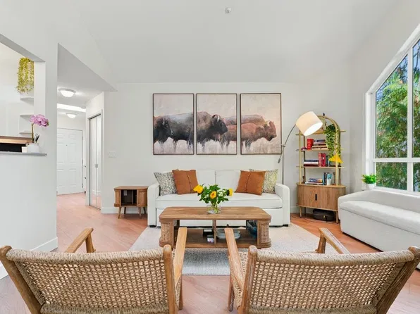 1150 Lynn Valley Rd #308, North Vancouver, BC V7J 1Z9