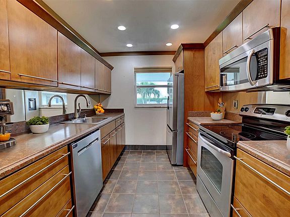 3rd image of 100 Golfview Terrace #114