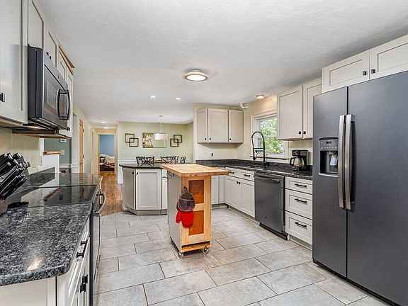 3rd image of 17 Fairview Ave