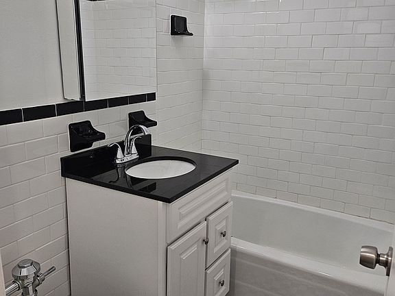 3rd image of 34-43 Crescent St #5P