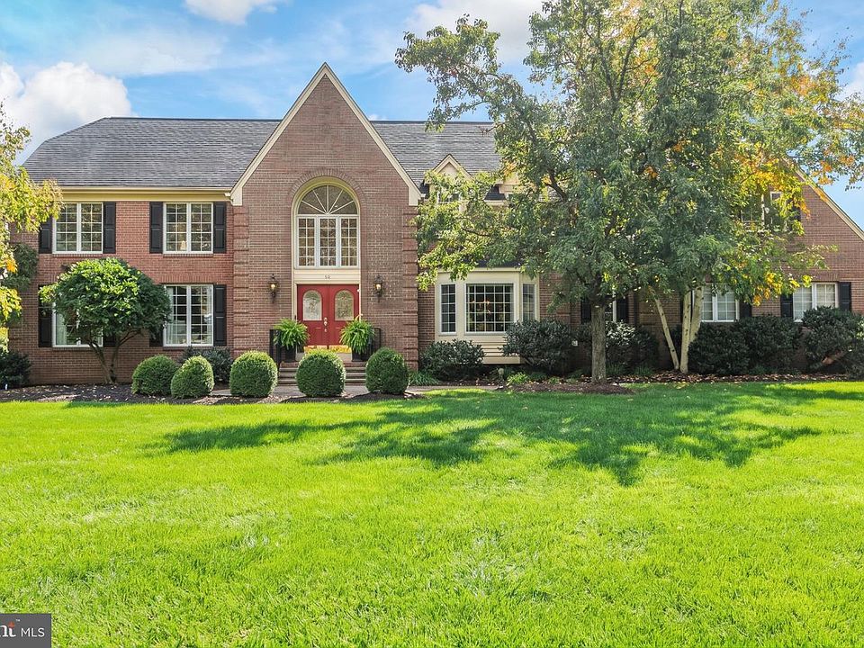 1st image of 24 Buckingham Dr