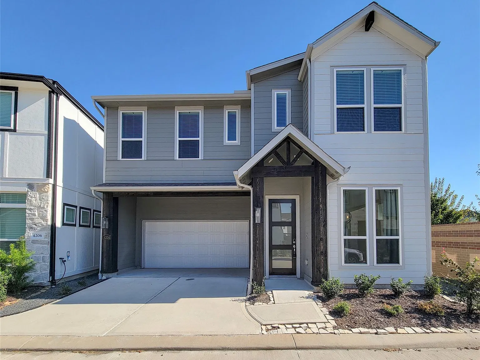 4 bed, 3.5 bath, 2515 sqft, $3,200 — Photo 2
