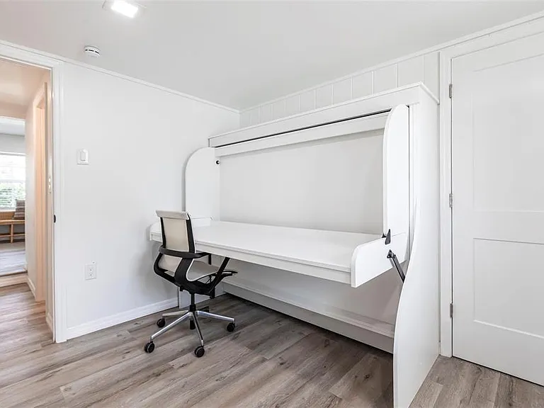640 Broadway St — Photo 17