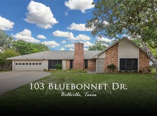 103 Bluebonnet Dr, Bellville, TX 77418