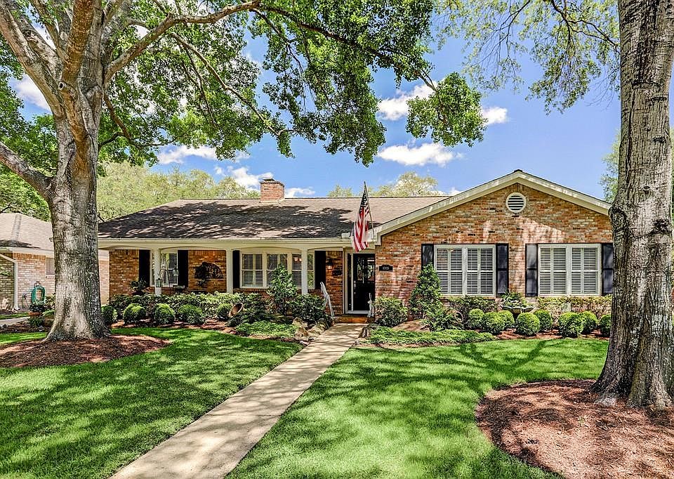 Charming one story brick home on a lovely, prime cul-de-sac street in highly desirable Lakeside Estates with professional landsc