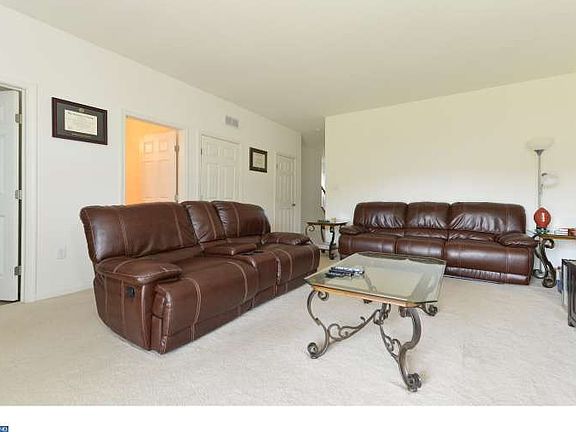 4th image of 853 Hubble Ave